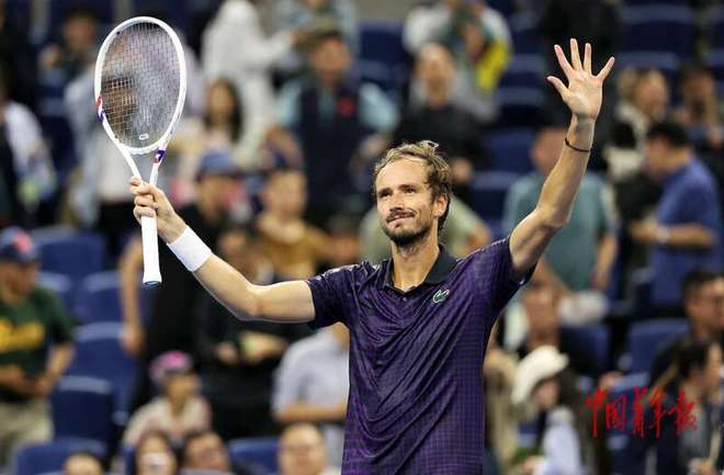 意大利网球队横扫英国网球队，梅德韦杰夫送出助攻