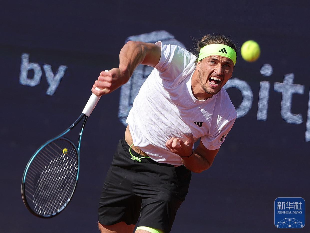 法国网球队鏖战日本网球队，兹维列夫绝境逆转