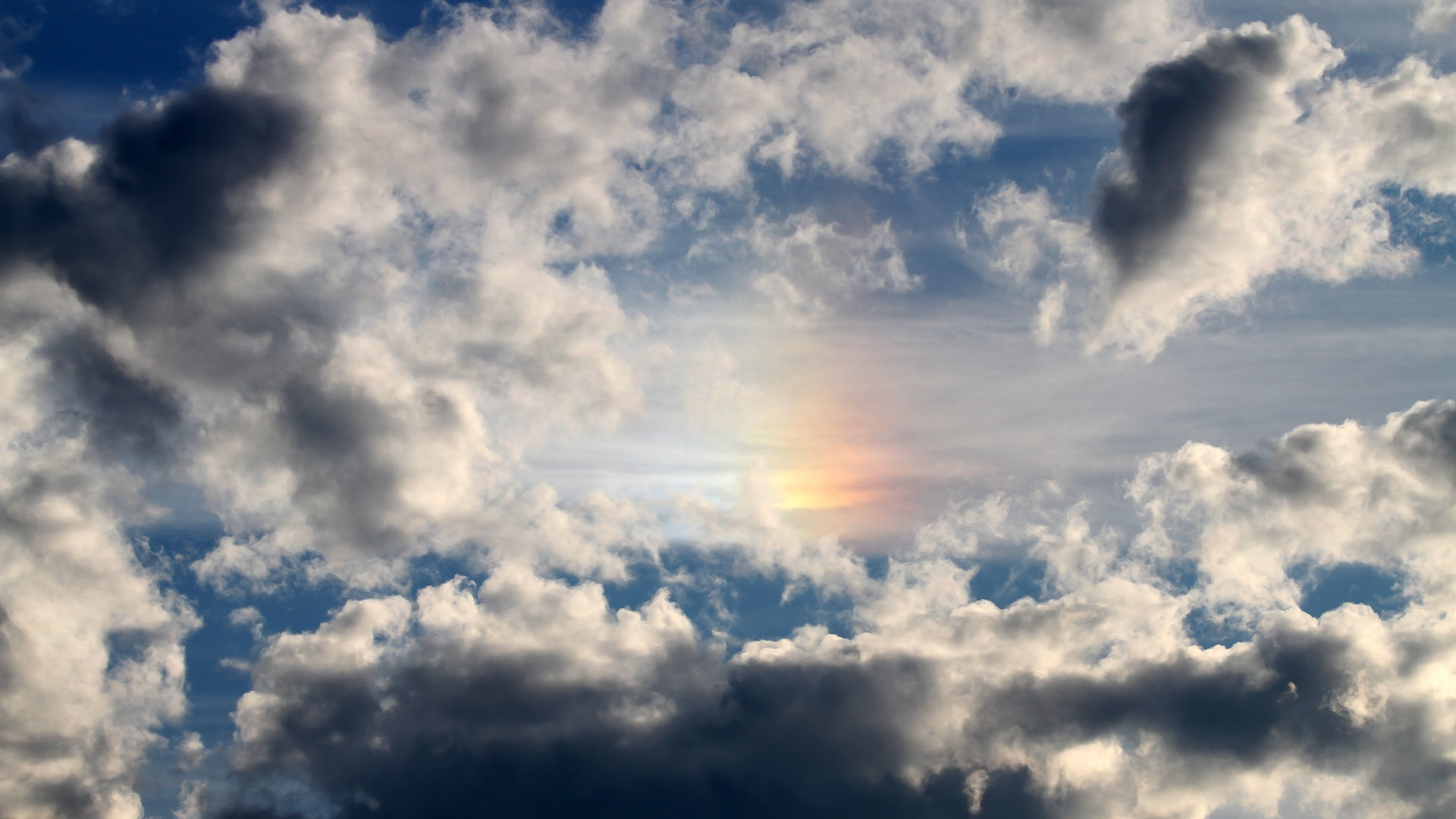 绿茵场与硬木地板的交响，欧冠淘汰赛的号角，快船轻取活塞的启示